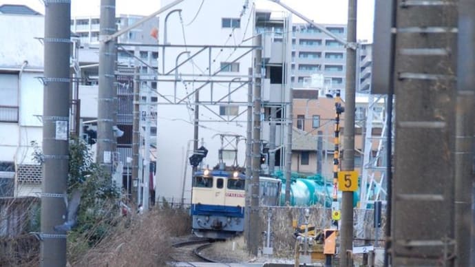 EF65-2070 米タンけん引【尻手短絡線:最厳寺踏切】 2020.2.18
