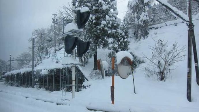 2014年12月6日、『特急あずさ3号』から能生駅までの帰路・その13「南小谷駅に到着、ここで代行バスは終わりです。しかし、その先の列車が・・・orz」