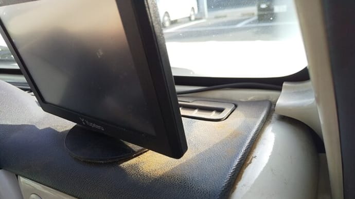 パオのダッシュボード周りが赤土だらけ