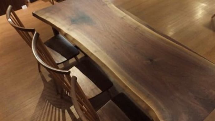 ７３１、【ダイニングテーブル】 ウォールナットの一枚板テーブル。板座のチェアー、板座のベンチ。 当店で、スタンダード定番な組み合わせ事例です。　一枚板と木の家具の専門店エムズファニチャーです。