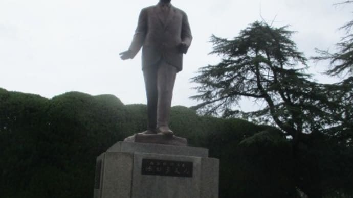 池田勇人総理大臣の銅像・・・大戦に敗れ焼け野原と化した日本を経済面で再興し、経済大国にした広島出身の政治家・・・所得倍増計画