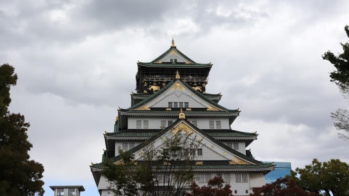 大阪城（３）天守閣と桜