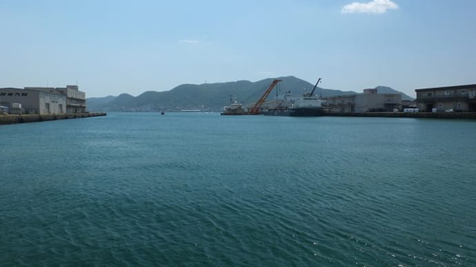 下関港第一突堤のジブ式起重機船　不退転