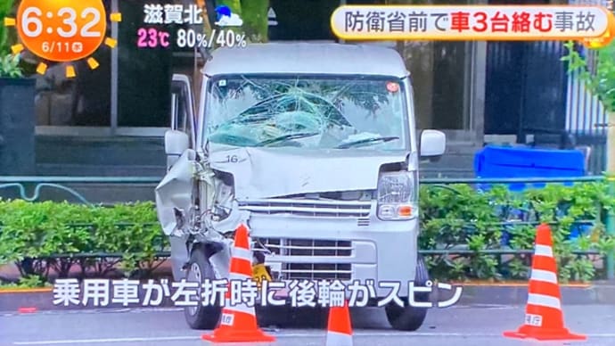 東京でヴォケが乗用車で軽貨物車と小型貨物車を破壊(犯人の乗用車の映像無し)