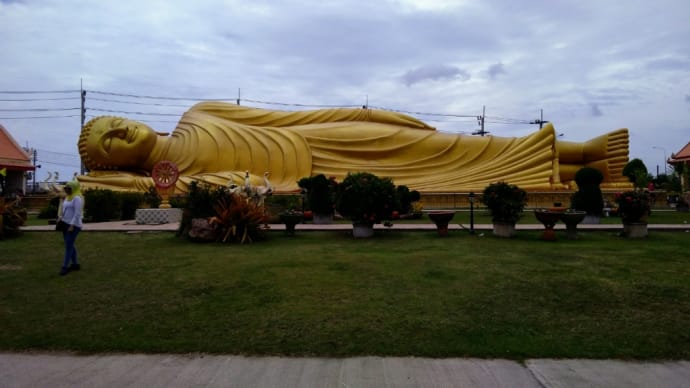 ワットレムポーの金色の大きな涅槃仏　＠ハジャイ旅行
