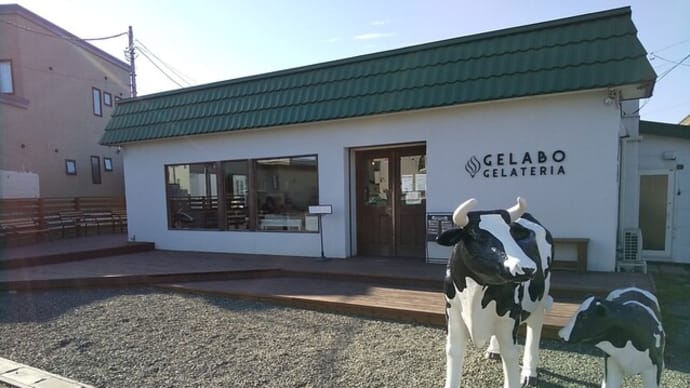 牛が出迎えるジェラート店