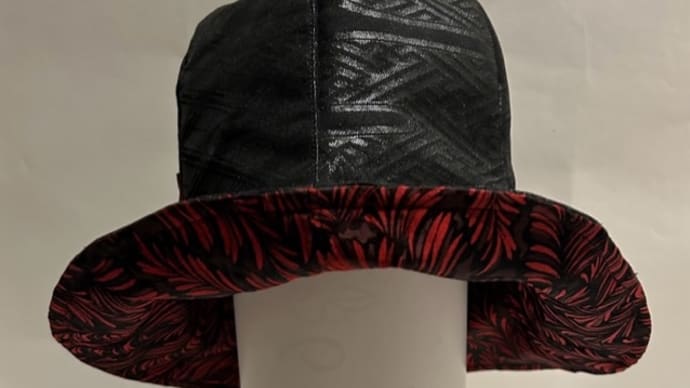 「黒の帯と道行コートで作る帽子」
