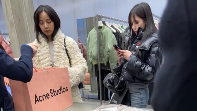 BlackPinkリサ x TWICEミナの買い物姿から