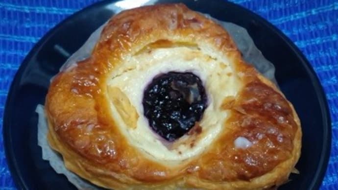 クリームチーズブルーベリートライアングルデニッシュでおやつにしたんだね:D