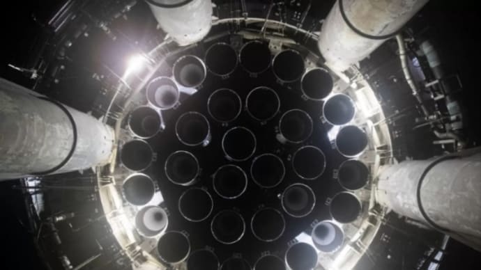 スペースX社の月に行くよ用のロケット「スーパーヘヴィ」の33基ロケットエンジン燃焼試験する