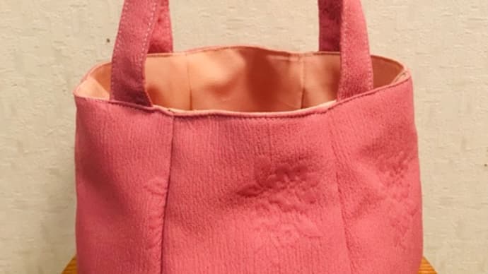 ピンクのバッグとピンクの花