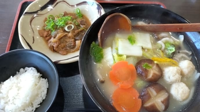 【鳴門うどん】柚子だしうどんともつ味噌煮。