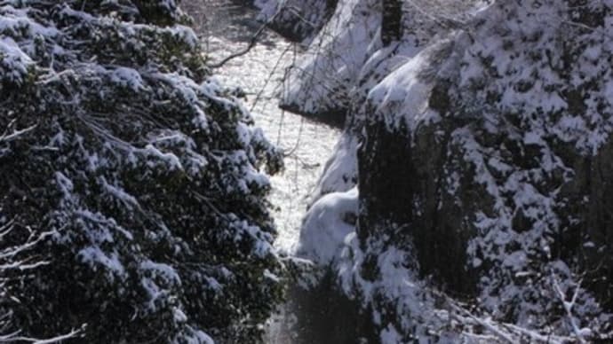 雪の手取り峡谷