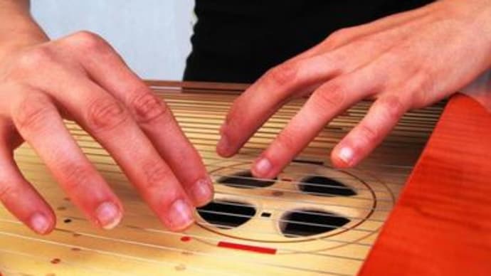 カンテレを弾く時の手の形