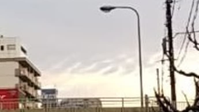 地震雲に、はぐれ雲