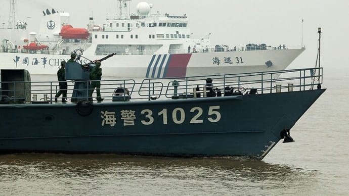 中国海警、放水砲でフィリピンの船を攻撃