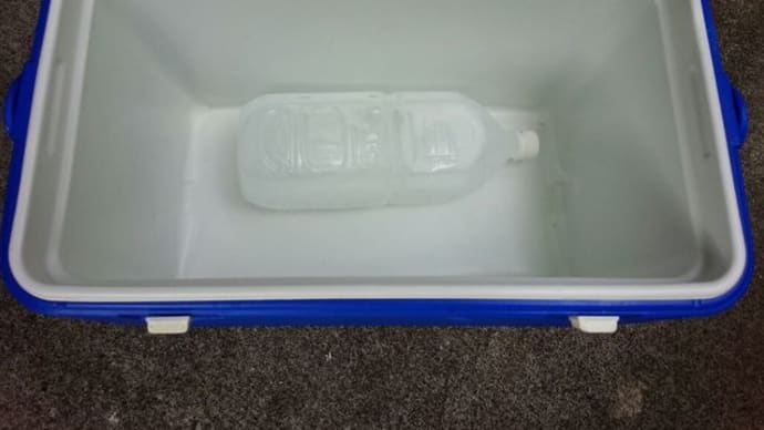 クーラーボックスに入れる保冷剤はペットボトルに水を入れて凍らせたモノが最適♪│ #釣り