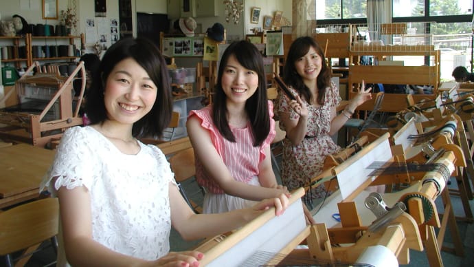 ３人の女性グループが手織り体験です　　　　竹島クラフトセンター