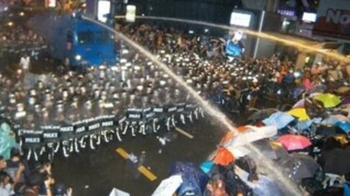 民主化デモでは 親子同士で衝突しているかも!
