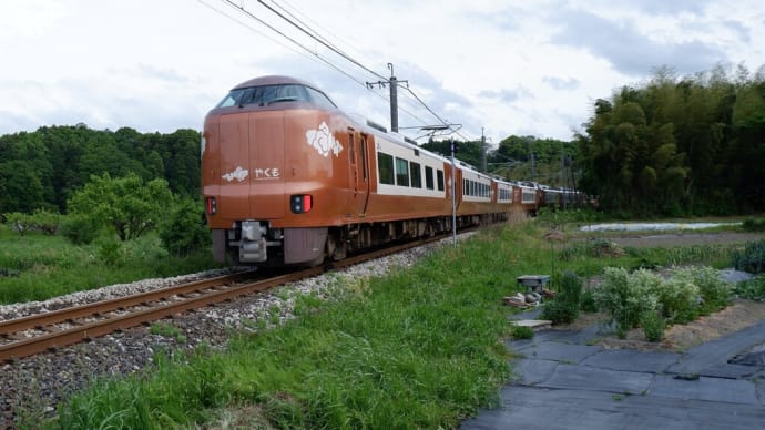 岸本駅通過直後のやくもブロンズ（特急やくも）