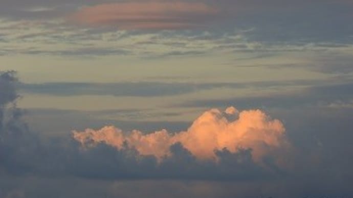 朝のピンクの雲