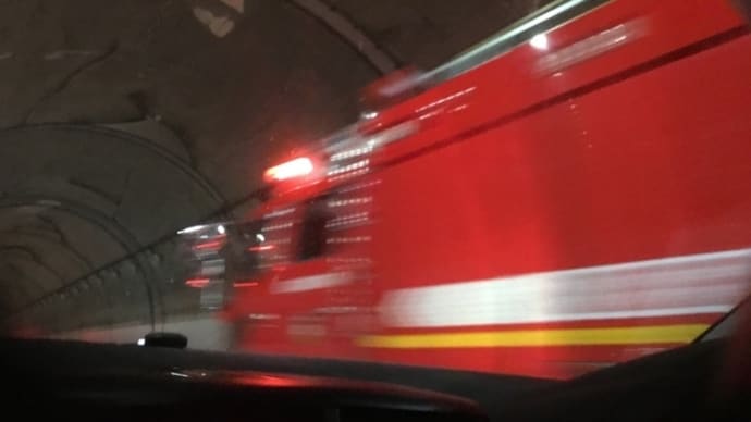 上信越道 事故 救急車2台 消防車2台 通過 大渋滞