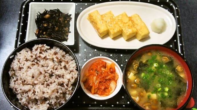 家で朝ご飯(古代米ご飯に厚焼き玉子、ひじき煮、なめこ汁、キムチ)(2021年9月17日)
