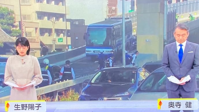福岡の福岡都市高速で高速バスを含む１０台の多重事故（７台しか映ってません）