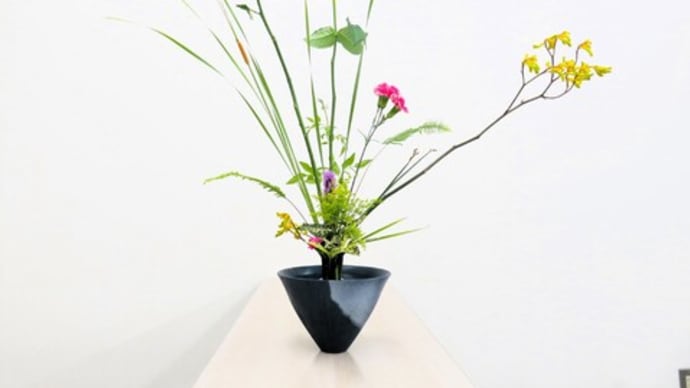 カンガルーポーとバラ・ガマを組み合わせて立花