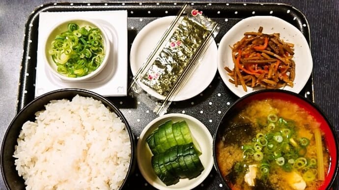 家で朝ご飯(福島県産コシヒカリのごはんに、きんぴらごぼう、味付のり、納豆、ふぐとかぶのみそ汁、うり漬)(2023年9月19日)