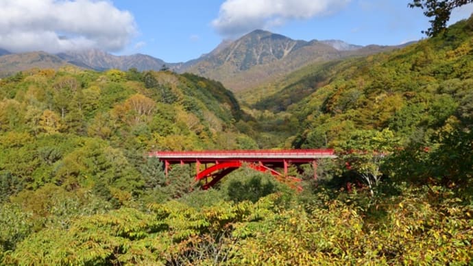 赤い橋と八ヶ岳