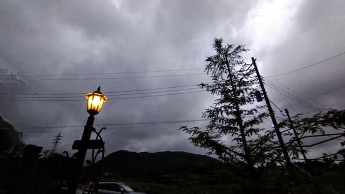 雨が降ったり止んだりの空