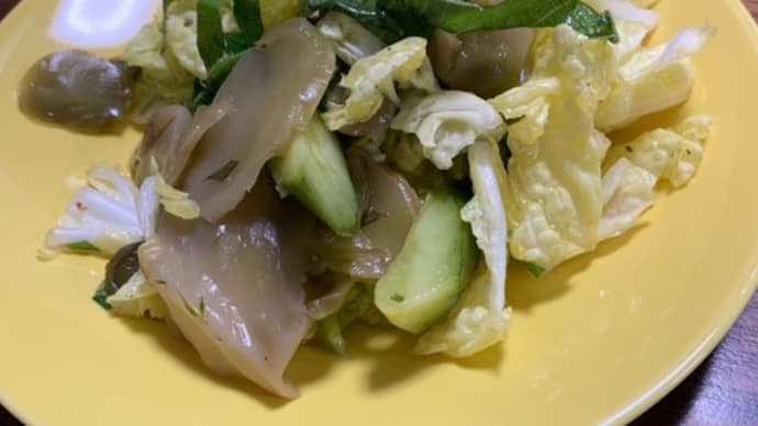 白菜の柔葉をサラダ仕立ての和え物にする