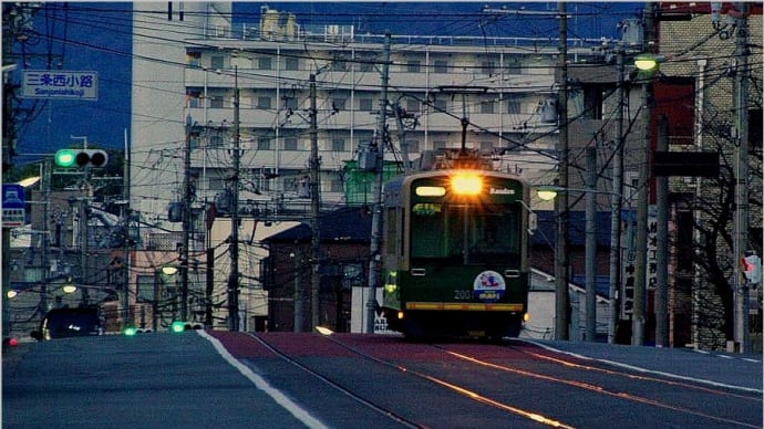 京都・三条西小路交差点付近を行く　嵐電
