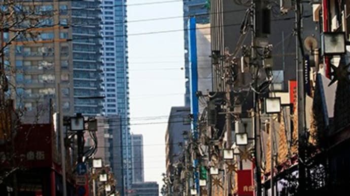 都市歩き百景 高層ビルの下に