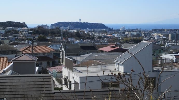 近所の高台から望む「江の島」、茅ヶ崎沖にある「烏帽子岩」、大磯~箱根方面---藤沢の友人投稿