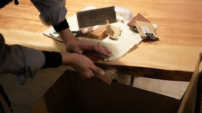 2651、お客様のお宅へお届け前の最終の仕上げ~ノタの部分の磨き作業。一枚板と木の家具の専門店エムズファニチャーです。