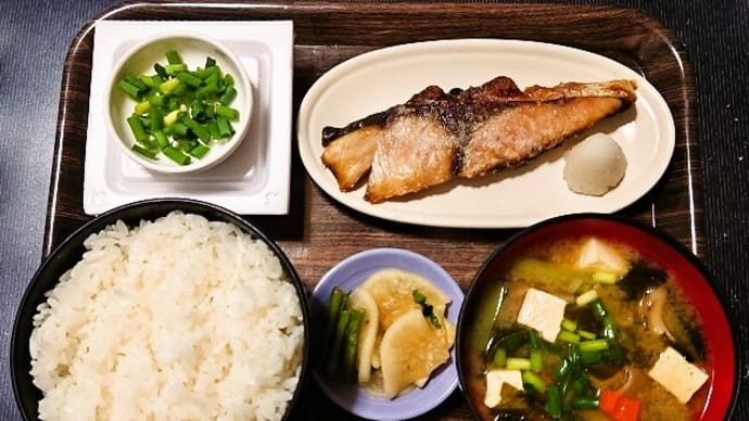 家で朝ごはん(ごはんは千葉県産ふさおとめ、わらさの塩焼き、納豆、野菜ときのこのみそ汁、かぶの漬物)(2024年6月26日)