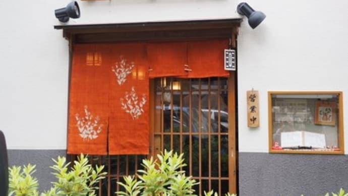 旧東海道　品川宿　ビルの間に佇む「しながわ翁 蕎麦」