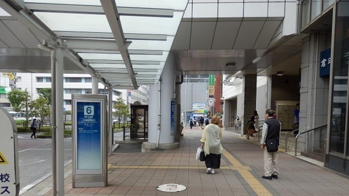 駅前の歩道に白き蓋のあり／今年で市制百周年（川越駅西口）