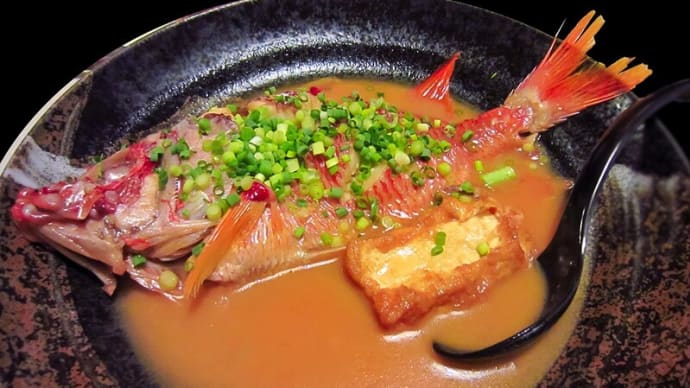 沖縄料理ご紹介②　～カラフルなお魚を煮込んで調理～