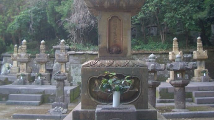 ⑰ 継豊長男・宗信公の墓所にある三基の墓