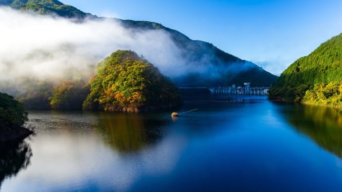 霧雲が流れるダム湖（その２）、桐生川ダム（梅田湖）にて、2014年11月