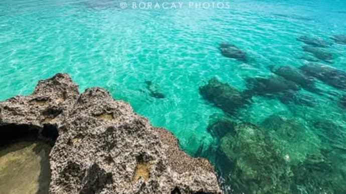 ボラカイ島のエメラルド・グリーンの海