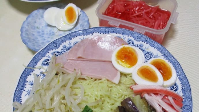 質素に少量-今日も元気　冷やし中華、焼芋、トウモロコシ、鶏肉炒め、ぶどう、西瓜
