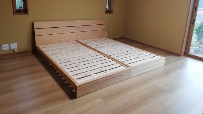１４３１、【お客様のお宅へお届け】レッドオーク無垢材フレームと優しい風合いのヒノキスノコのベッド。一枚板と木の家具の専門店エムズファニチャーです。