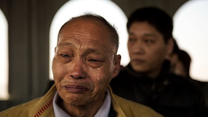 労働する高齢者、寝そべる若者 中国の新退職制度は社会を変えられるか?