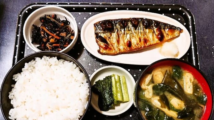 家で朝ごはん(ごはんに焼さば、ひじき煮、ほうれん草のみそ汁、野沢菜漬)(2023年2月19日)