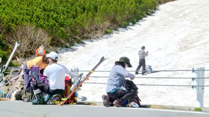 初夏の・・・乗鞍高原・・・残雪の大雪渓で・・・夏スキーを楽しむ人々