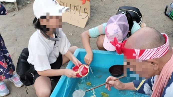 神社のお祭りで金魚すくいおじさんとおばさん